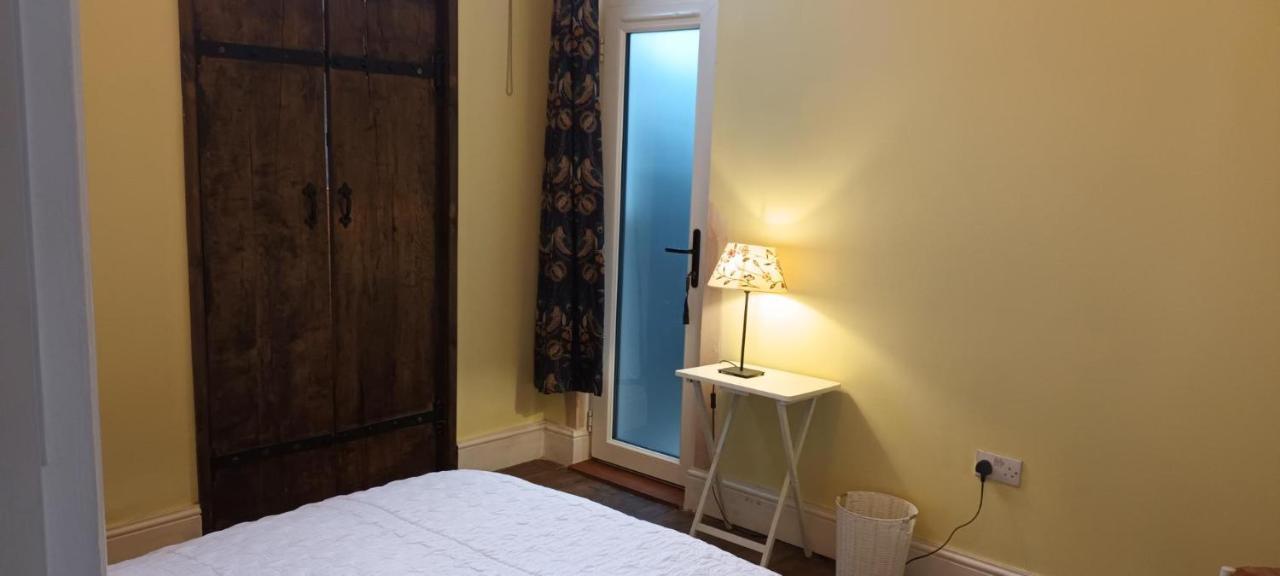 Room With Luxury Private Bathroom & Independent Entrance Near Tube Londra Dış mekan fotoğraf