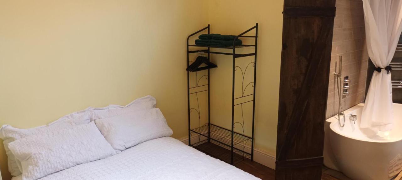 Room With Luxury Private Bathroom & Independent Entrance Near Tube Londra Dış mekan fotoğraf