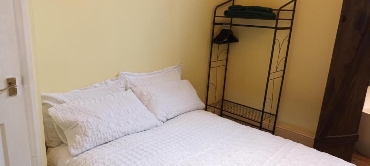 Room With Luxury Private Bathroom & Independent Entrance Near Tube Londra Dış mekan fotoğraf